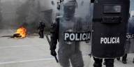 Policía Ecuador detiene a líder indígena por bloqueo de vías, aumenta protesta