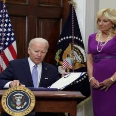 Biden promulga ley bipartidista para reforzar seguridad en el acceso a armas