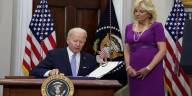 Biden promulga ley bipartidista para reforzar seguridad en el acceso a armas