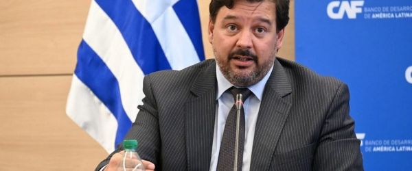 El ministro uruguayo Adrián Peña reconoció que falseó su CV