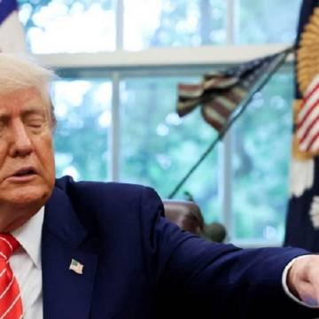 Trump analiza revocar licencias de dos medios