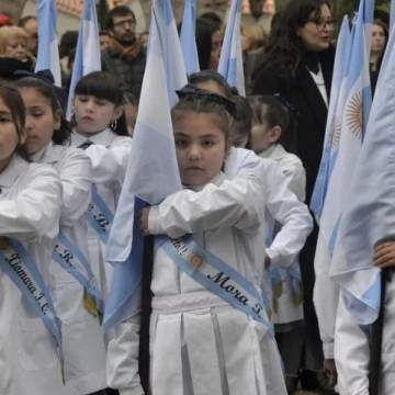 Más de 600 estudiantes prometieron lealtad a la Bandera Nacional en el Parque San Martín