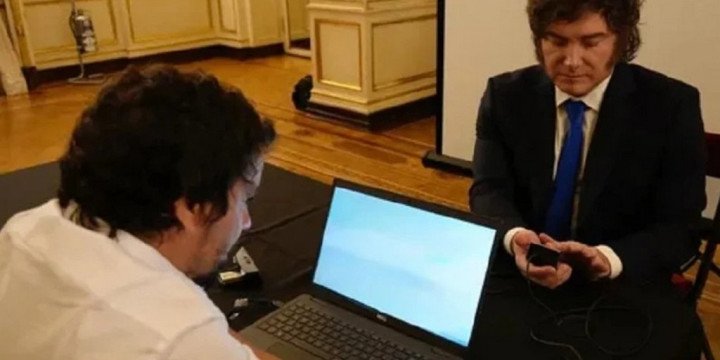 Javier Milei estrenó el nuevo DNI