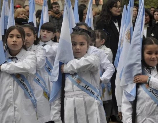 Más de 600 estudiantes prometieron lealtad a la Bandera Nacional en el Parque San Martín