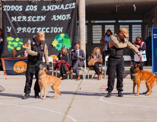 La División Canes del Servicio Penitenciario promovió el cuidado animal en una escuela de Atocha II