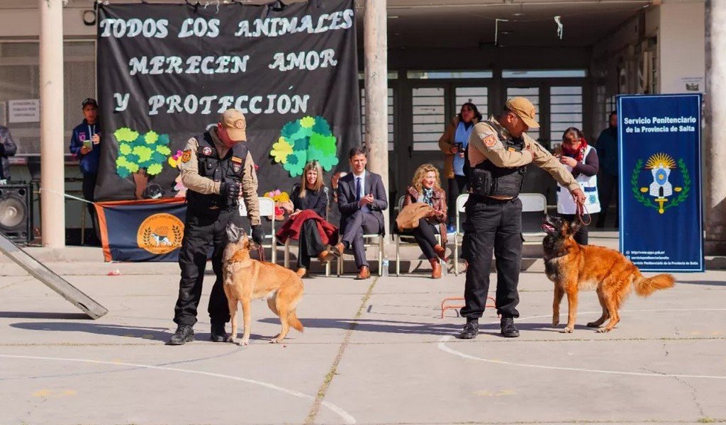 La División Canes del Servicio Penitenciario promovió el cuidado animal en una escuela de Atocha II