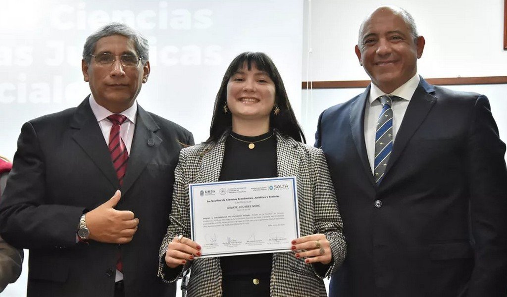 Se entregaron los certificados de la Diplomatura en Liderazgo Global a 52 jóvenes salteños