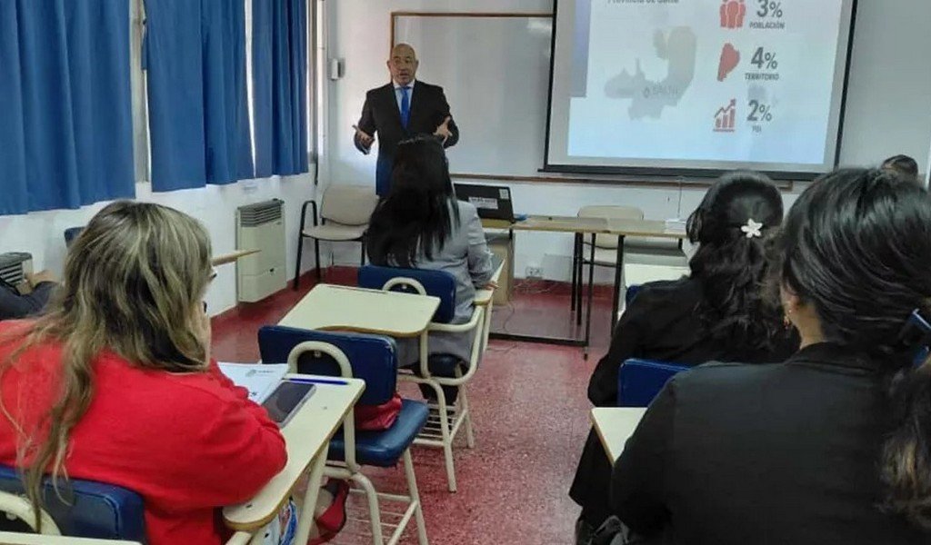 Economía presentó las ponencias “Claves para el desarrollo: Duplicar el PBI” y “¿Qué produce Salta?” en la UNSa