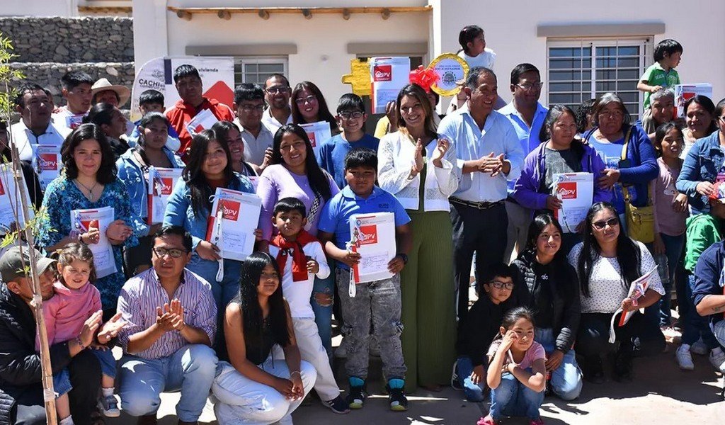 De la mano del Gobierno de la provincia, 26 familias de Cachi recibieron las llaves de su casa propia