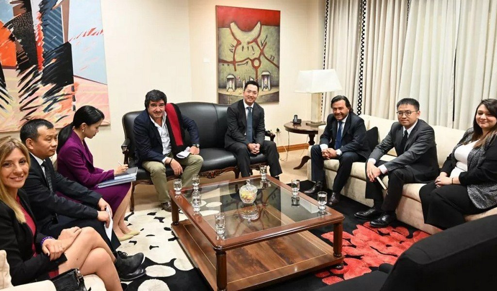 El Gobernador se reunió con directivos de la minera PLASA para avanzar en un proyecto sustentable de litio en el Salar de Diablillos