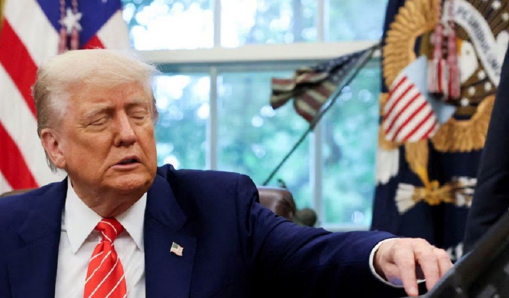 Trump analiza revocar licencias de dos medios