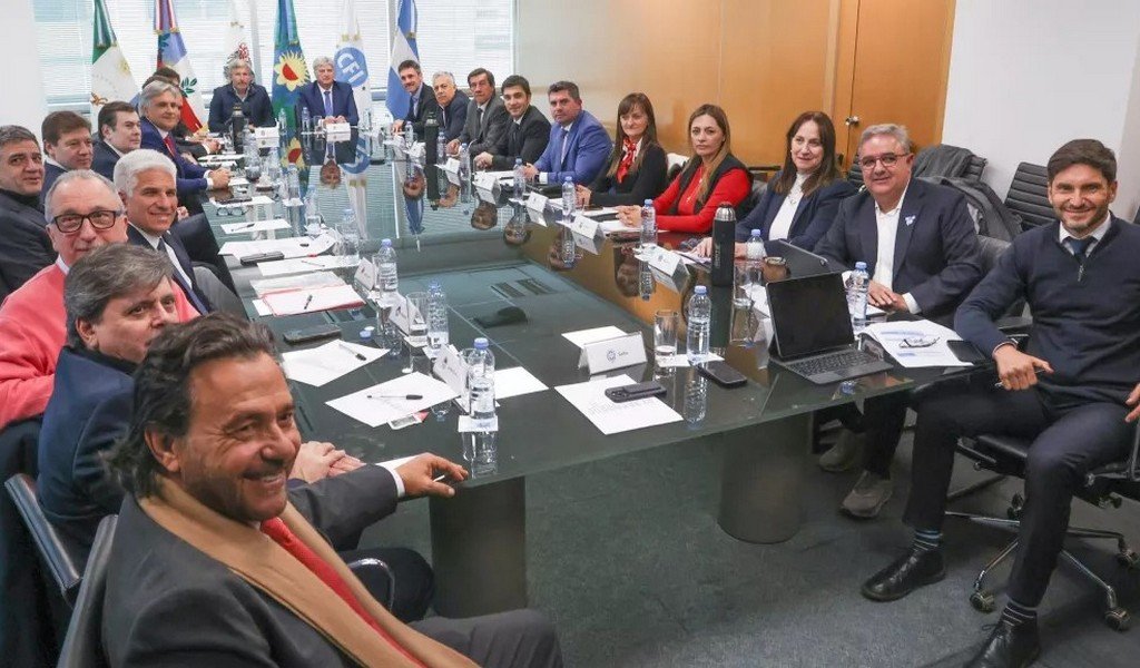 Gobernadores impulsan un proyecto de ley para redistribuir recursos con criterio federal