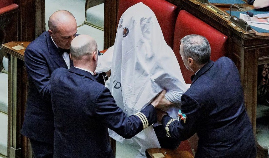 Diputado italiano se disfrazó de fantasma durante una sesión