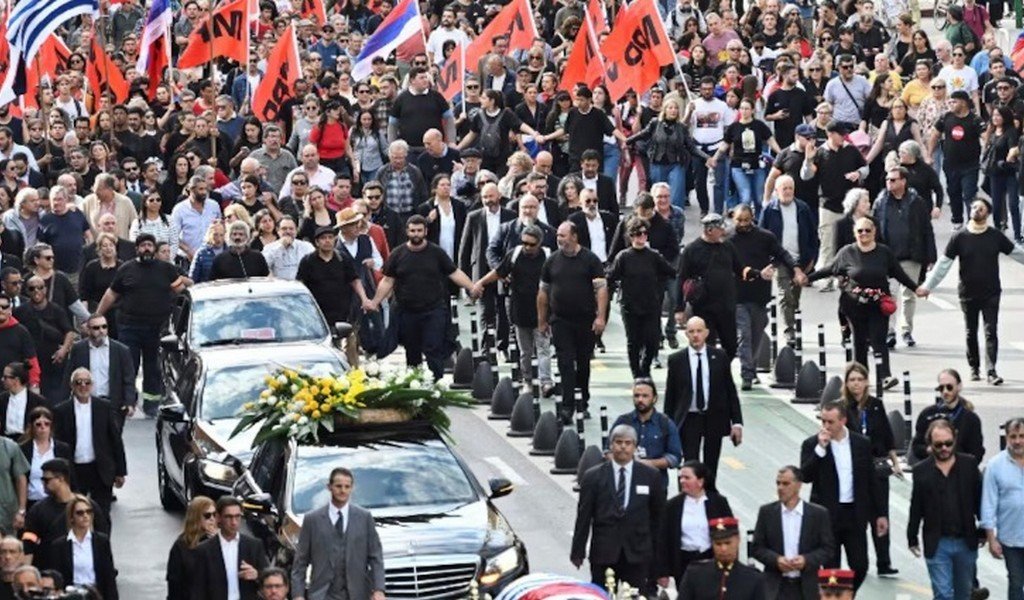 Entre lágrimas y aplausos, una multitud despidió a Mujica