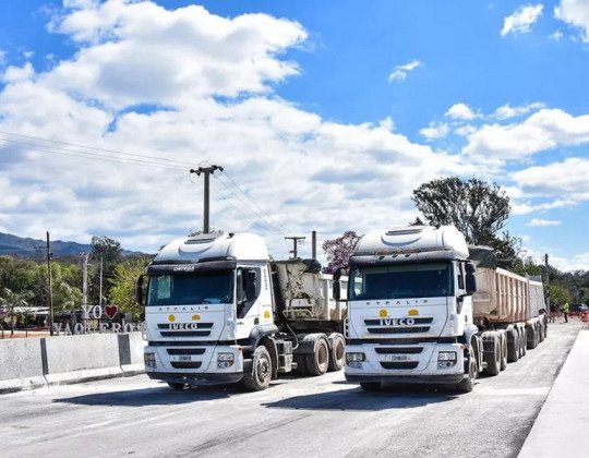 Realizaron la prueba de carga sobre el nuevo puente de Vaqueros